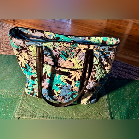 Vera Bradley Handbags - 💥Vera Bradley Tote in Camo Floral💥 NWOT